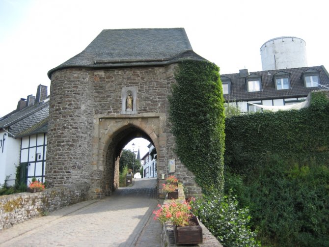 Das Matthiastor und Eingang zum Historischen Ortskern mit engen Gassen und schönen Fachwerkkäusern.