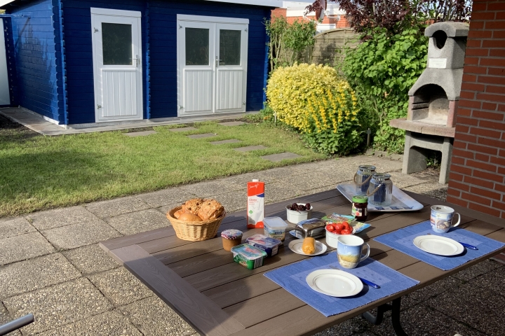 Garten mit Grill u. seit 2022 neuem Schuppen: linke Seite mit Unterstellmöglichkeit für z.B. 2 Fahrräder