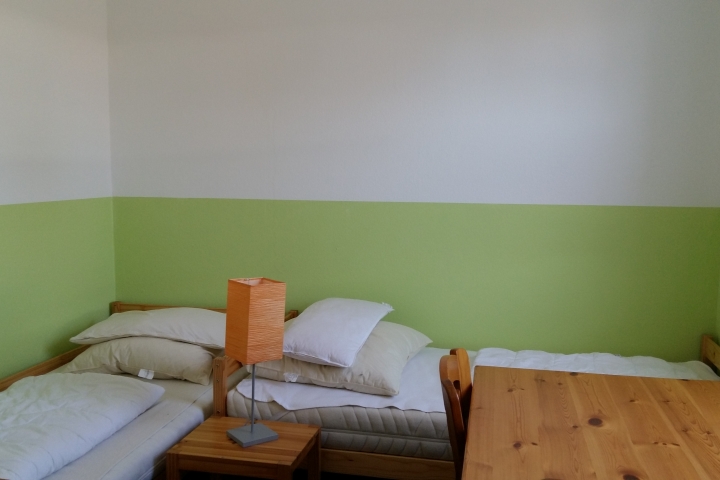 Kinderzimmer m. 2 Betten 90 x 200 cm, im Frühling 2017 renoviert