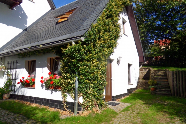 Ferienhaus Elbsandstein | Hausansicht mit Eingang