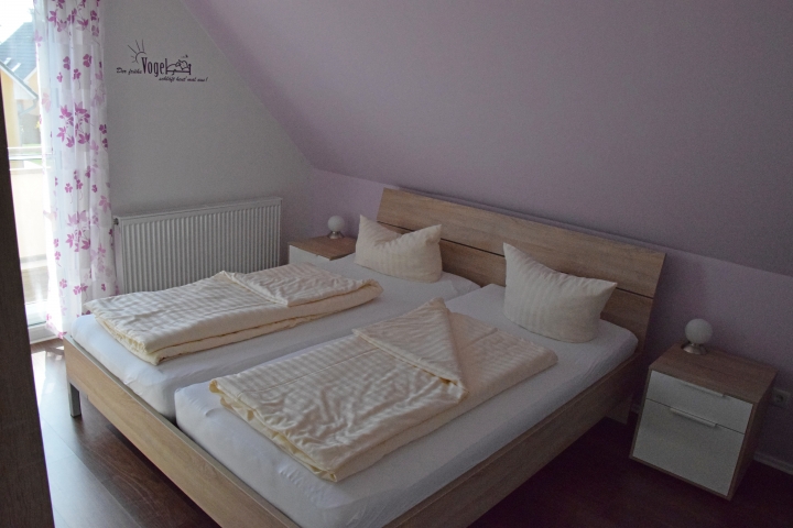Das große Schlafzimmer mit Zugang zum Balkon