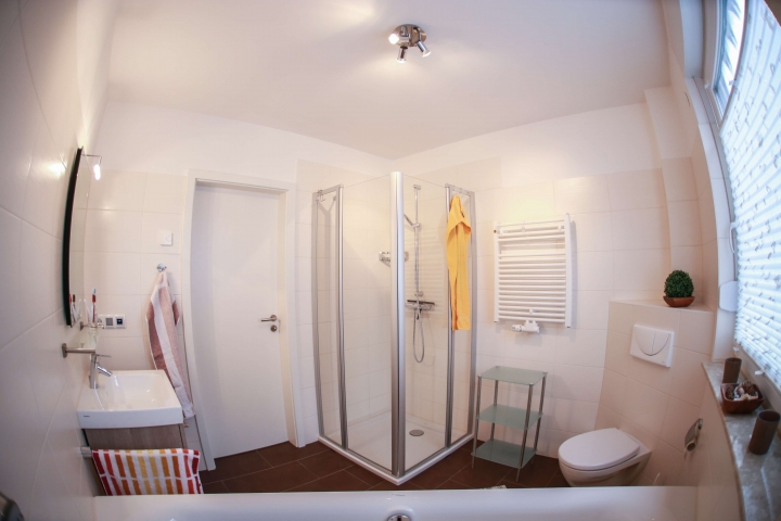Das untere Bad verfügt auch über eine Eckbadewanne