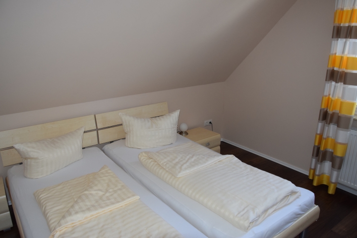 Unser kleines Schlafzimmer oben mit 2 Einzelbetten