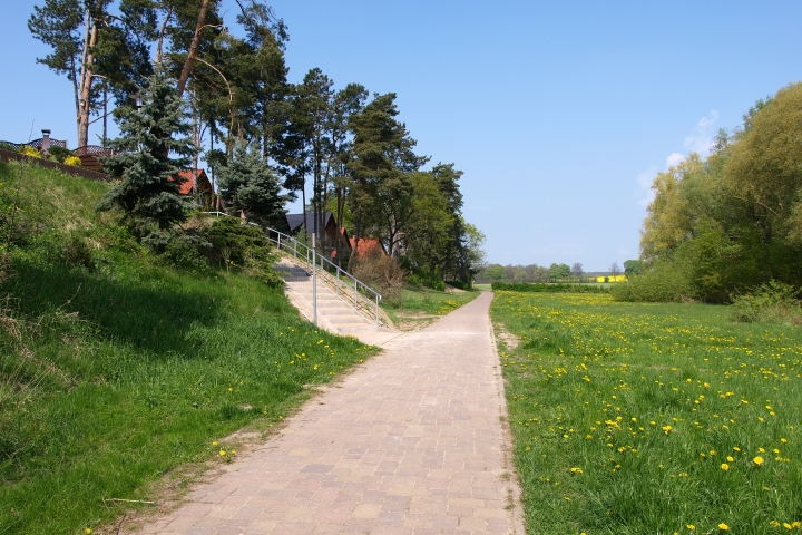 Radwanderweg mit Aufgang zum Haus