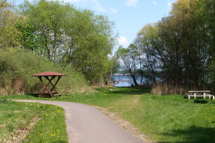 Der Müritz-Radwanderweg mit Blick auf den See