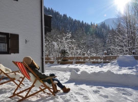 Sonne im Schnee genießen