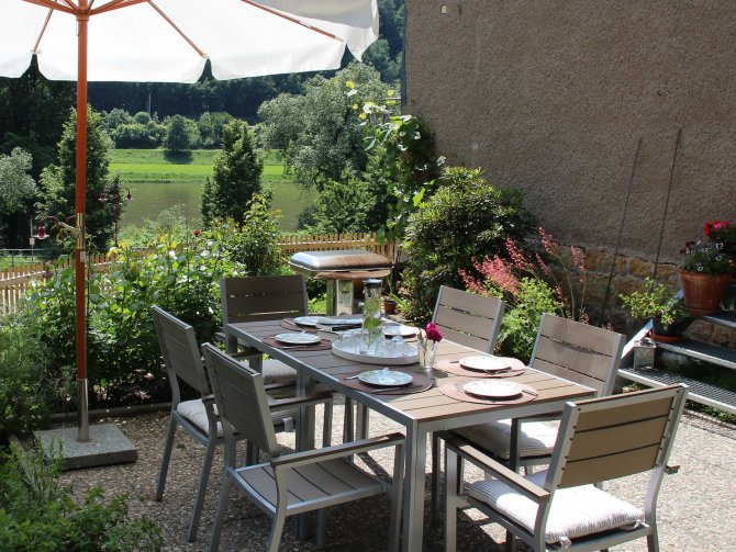 Sitzplatz auf der Terrasse im Kräutergarten mit Elbblick