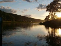 Postelwitz bei Elbkilometer 8: Abendsonne aus Richtung Lilienstein 