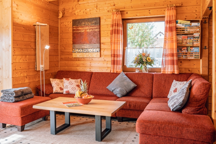 Wohnzimmer mit gemütlicher Wohnlandschaft