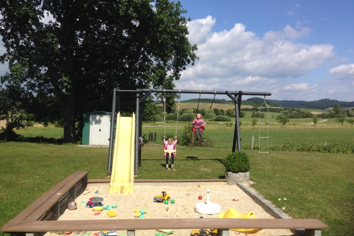 Großer Sandspielplatz direkt am Haus