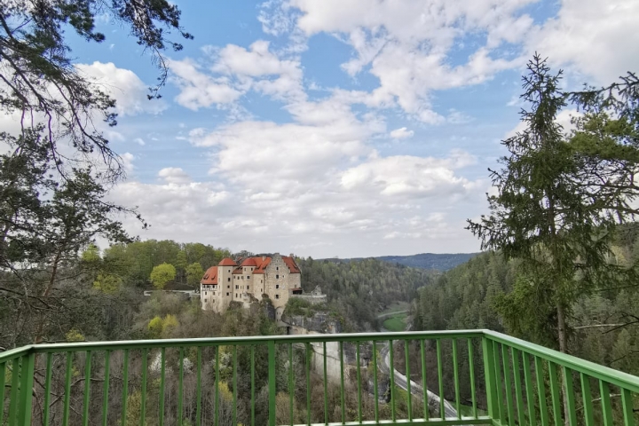 Wanderweg mit Aussichtspunkt zur Burg Rabenstein