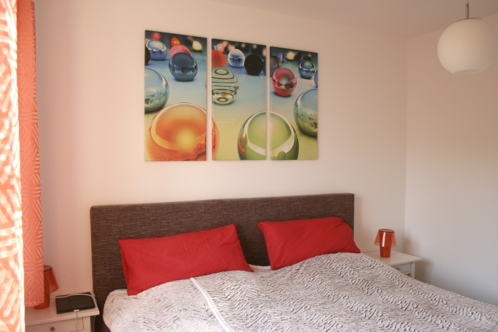 Doppel-Boxspringbett im Schlafzimmer.