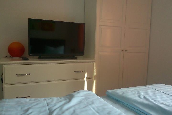 Schlafzimmer, mit Boxspringbett und 2. Fernseher.