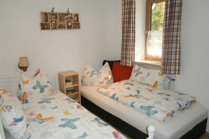 Schlafzimmer mit zwei getrennten Betten