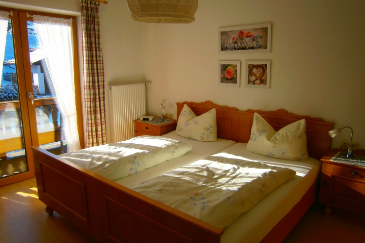 Schlafzimmer mit Südbalkon