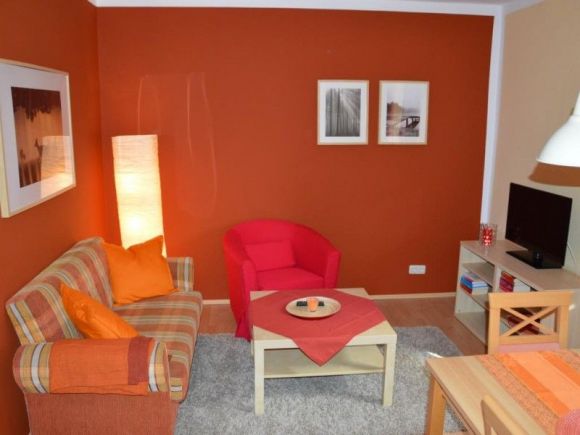 Ferienwohnungen Altes Forsthaus | Wohnzimmer mit Sofa, Sessel und LED-HD-TV