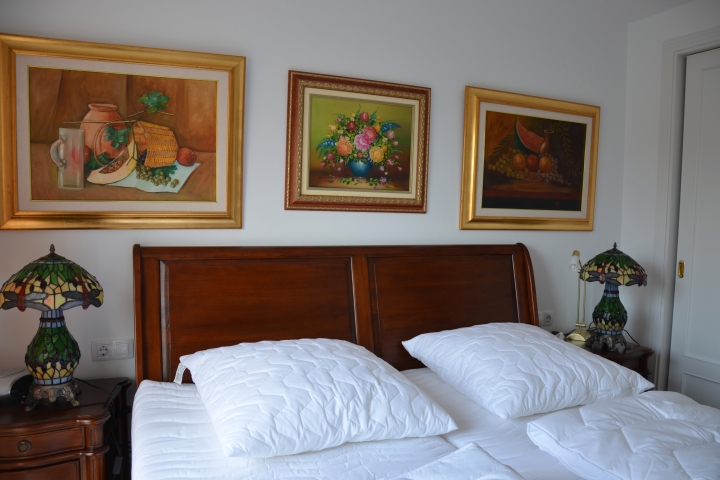 Schlafzimmer rechts Bett 180x200 mit 25cm Bulex - Matratzen