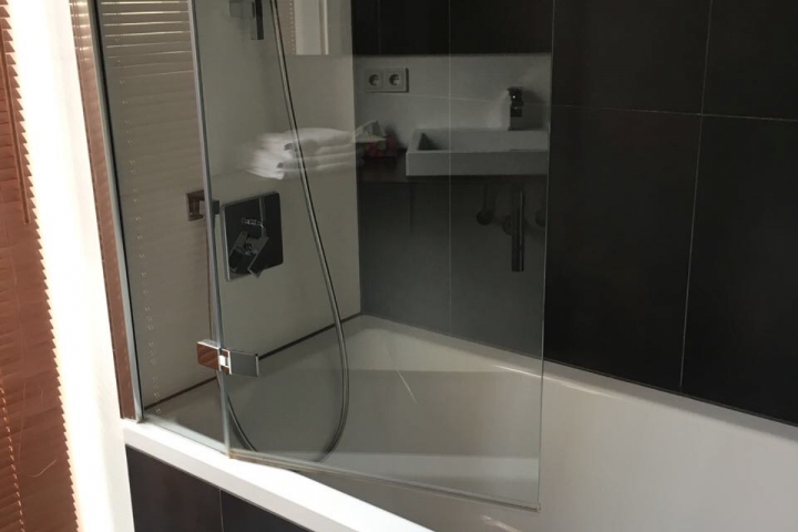 Badewanne mit Echglasduschabtrennung