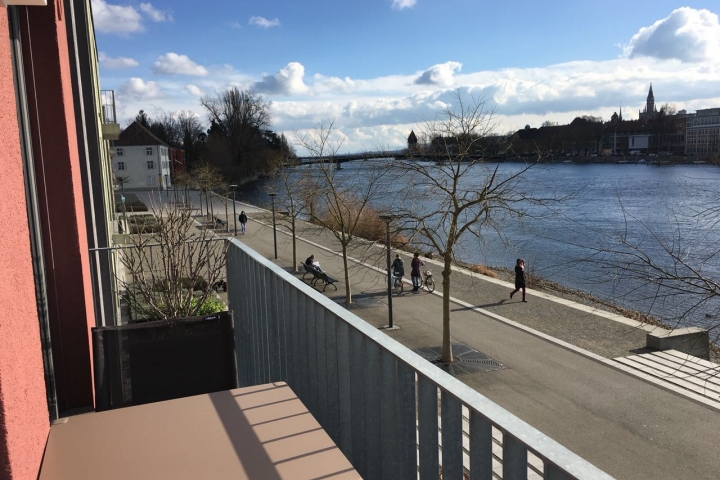 Blick vom Balkon auf den Seerhein und die Altstadt