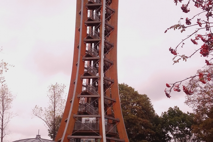 der Holzturm in Burgk lädt uns auf einen wunderschönen Blick auf die Saale und Schloss Burgk ein