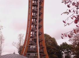 der Holzturm in Burgk lädt uns auf einen wunderschönen Blick auf die Saale und Schloss Burgk ein