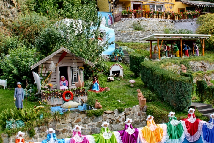 Der Märchenwald mit 40 dargestellten Märchen, Spielgeräten, Dammwildgehege, Streichelzoo und Eisenbahn