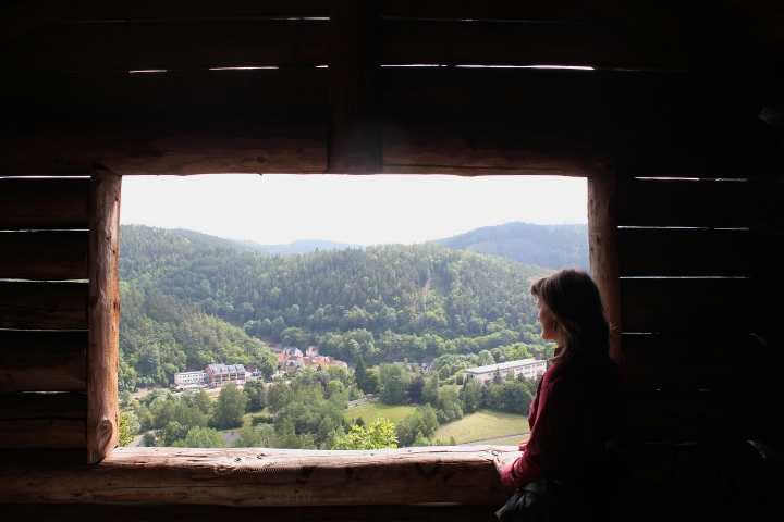 Ziegenrück: 8 km entlang der Saale gut zu Fuß oder mit dem Rad zu erreichen. Blick von der Marienquelle zum Ziegenrücker Schloss und Walderlebnispf
