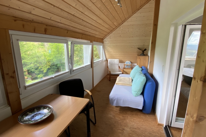 Beheizter Wintergarten mit großer Schlafcouch als Wohn-/Schlafraum nutzbar in der Ferienwohnung Feldbergblick 