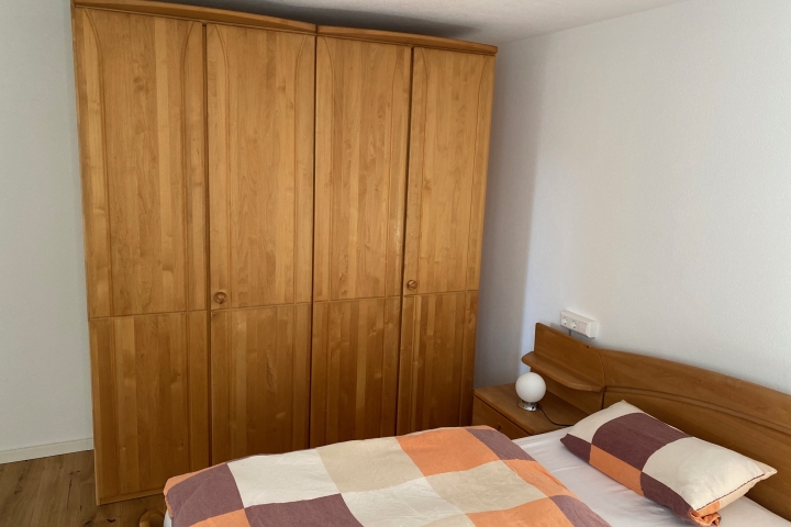 Schlafzimmer mit Kleiderschrank
