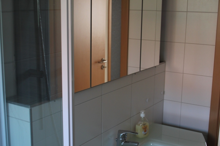 Die elegante Waschtischanlage mit Spiegelschrank