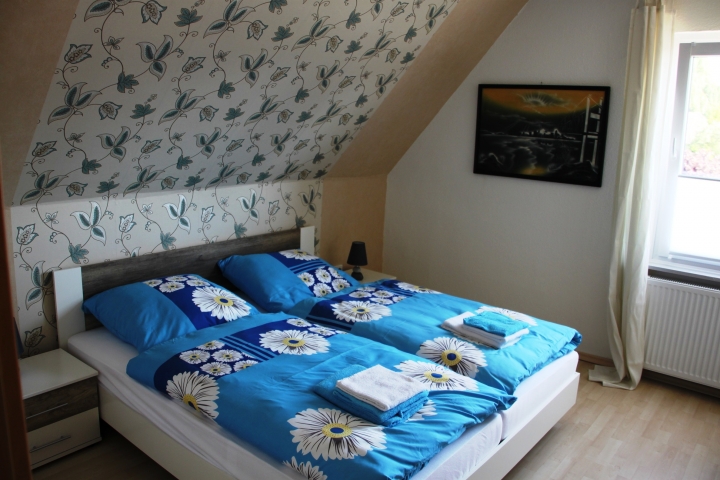 2 schöne Schlafzimmer mit Ehebetten und großem Kleiderschrank