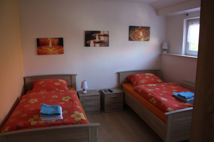 1 schönes Zweibettzimmer mit 2 Einzelbetten