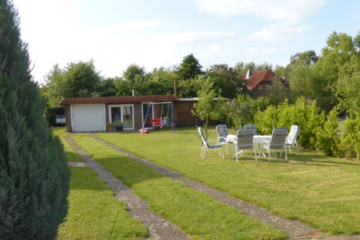 ein großer Garten mit Sitzgruppe