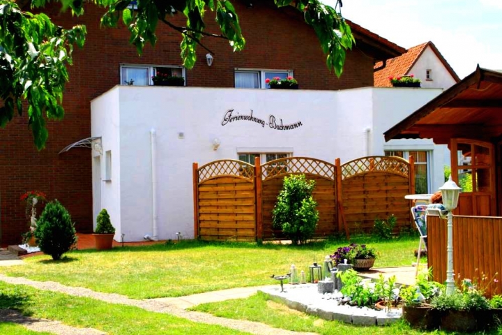 Ferienwohnung A mit 34 m2 im Parterre mit Terrasse zum Garten gelegen.