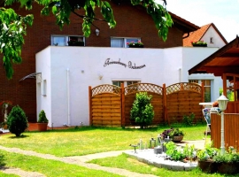 Ferienwohnung A mit 34 m2 im Parterre mit Terrasse zum Garten gelegen.