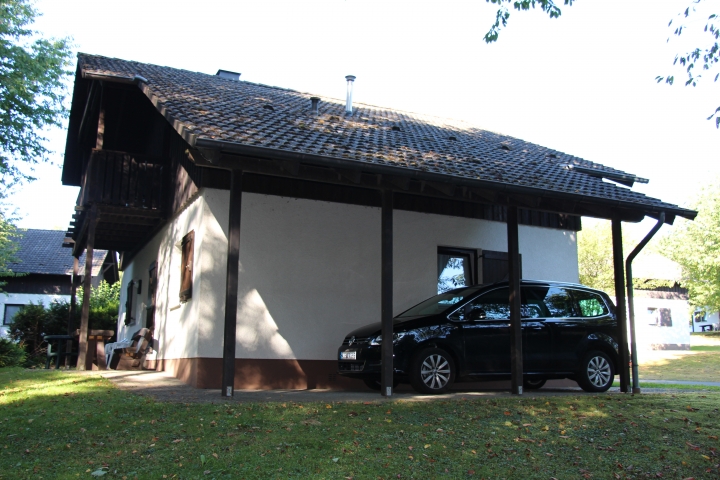 Haus Südostseite mit Carport