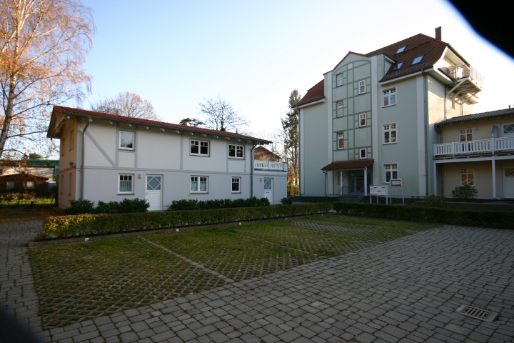 Hinterhof mit Parkplätzen