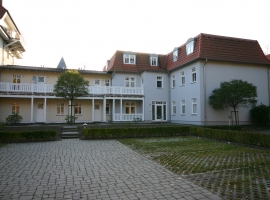 Hinterhof mit Parkplätzen