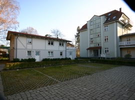 Hinterhof mit Parkplätzen