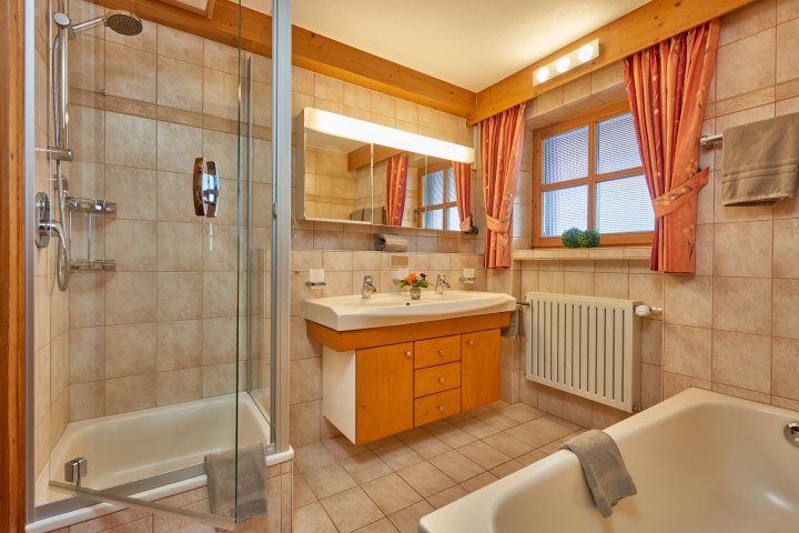 Bad mit Wanne