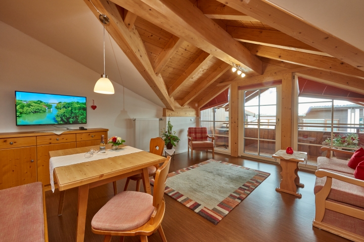 Wohnzimmer mit Essbereich