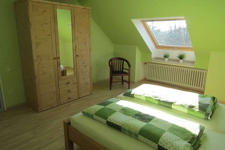 Grosses Schlafzimmer mit Doppelbett 180x200
