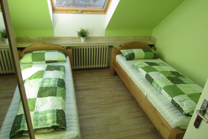 Kleines Schlafzimmer mit zwei Einzelbetten je 90x200