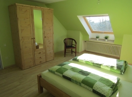 Grosses Schlafzimmer mit Doppelbett 180x200
