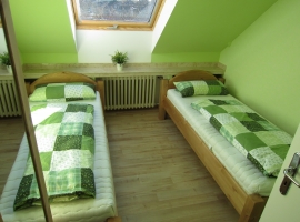 Kleines Schlafzimmer mit zwei Einzelbetten je 90x200