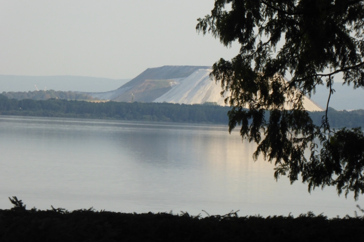 Der Blick vom Balkon. Der Kaliberg spiegelt sich im Meer