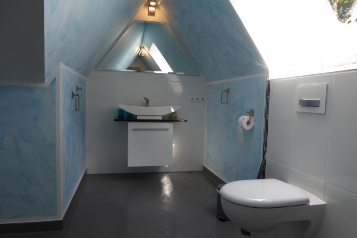 Blick zur Toilette und zum Waschbecken