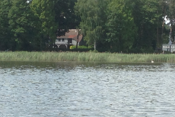 Blick vom Wasser auf das Ferienhaus