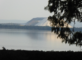 Der Blick vom Balkon. Der Kaliberg spiegelt sich im Meer