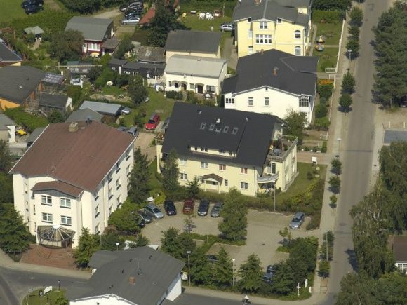 Haus im Zentrum des Bildes neben dem
Amt Mönchgut 